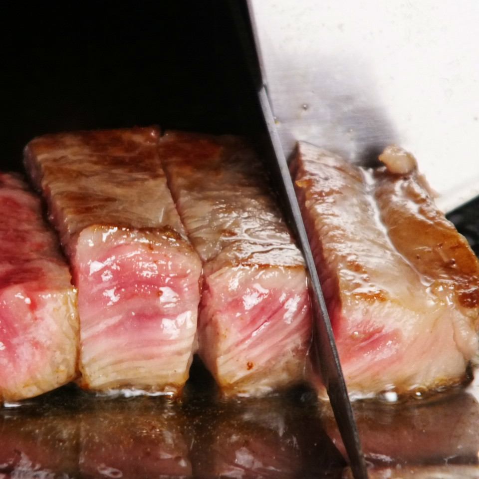 Kuroge Wagyu beef carefully selected will spill the moment the meat juice is ingested ♪