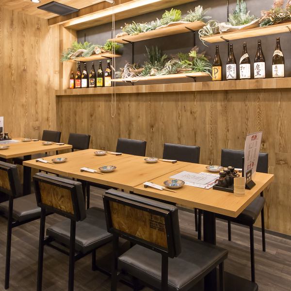[餐桌座位] 4人座位2张，6人座位1张，可以容纳多人！宽敞明亮的餐厅，可以轻松地享受美食。有座位◎