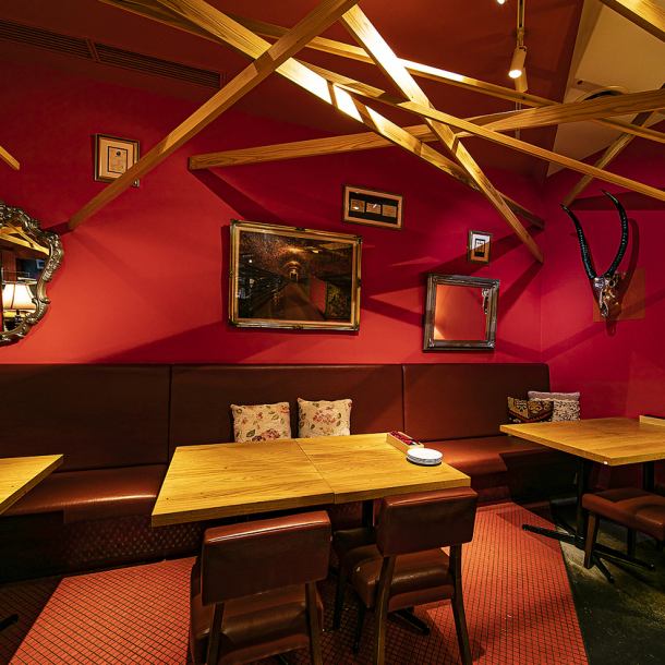A Spanish bar that's perfect for having fun with your friends! The red-based Latin interior will make you feel cheerful!