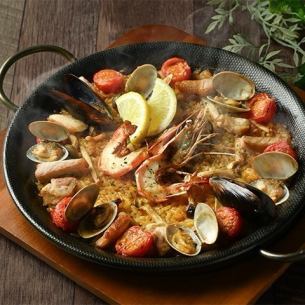 海の幸と山の幸のミックスパエリア