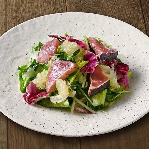 藁焼きカツオと香るグレープフルーツの春風サラダ