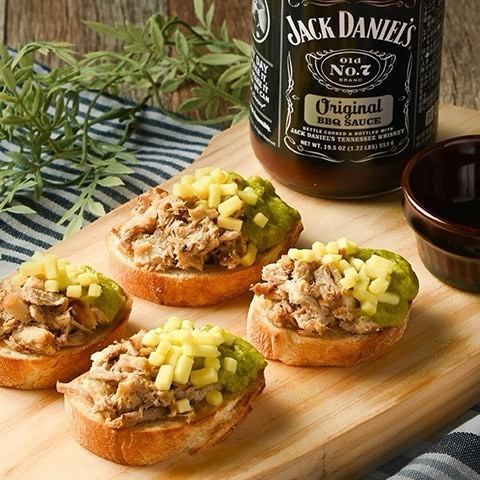 流行りのプルドポークとアボカド・チーズのタルティーヌ　~ジャックダニエルBBQソース添え~