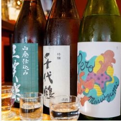 預訂座位並僅在周日至週四享用無限暢飲的單點菜單。