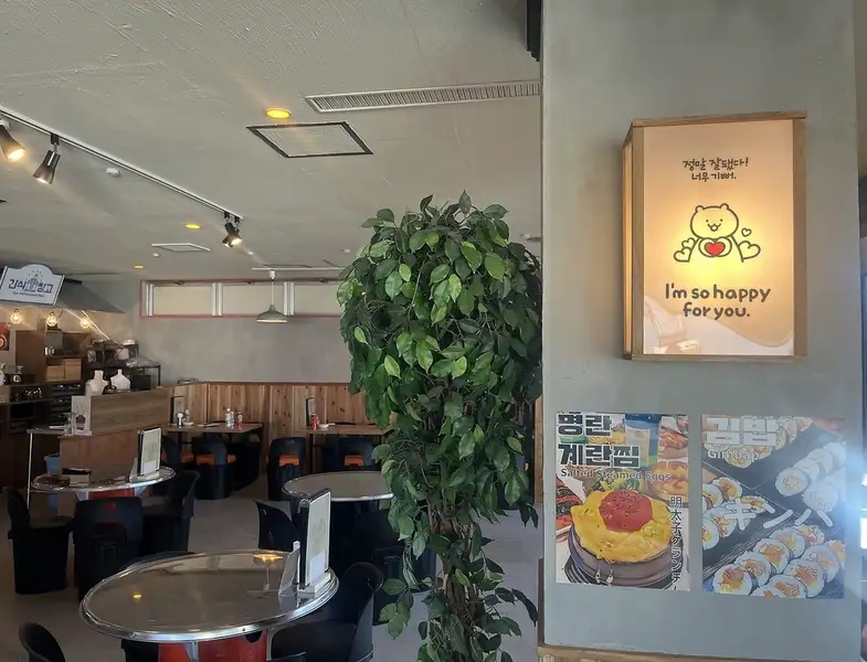 【韓国屋台ポチャ】店名の「ポチャ」は韓国語で「屋台」を意味し、その名の通り気軽に立ち寄れるお店です。サムギョプサルなどのお肉料理はもちろん、お鍋も豊富に揃えており、本格的な韓国料理を一年中お楽しみいただけます◎
