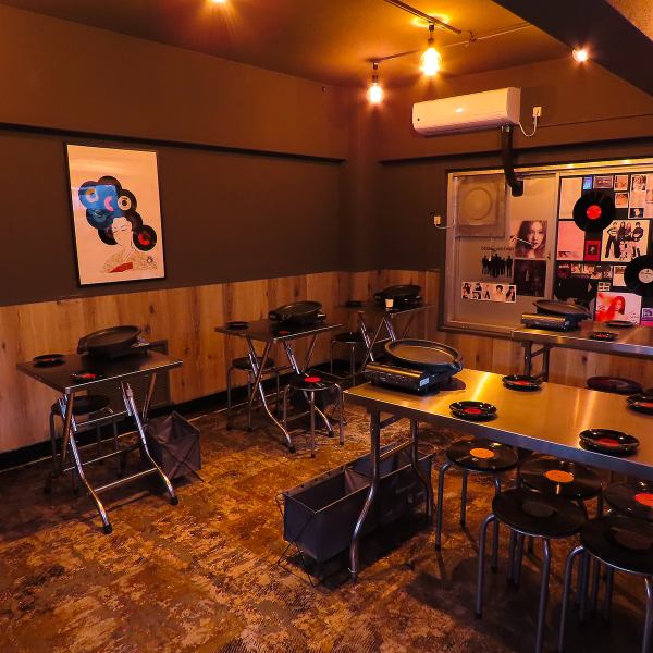 店内に一歩足を踏み入れると、柔らかな暗めの照明と、レトロな韓国レコードから流れるBGMが、まるで別世界のような落ち着いた雰囲気を演出。周りを気にせず、ゆったりと会話と食事を楽しめるよう、テーブル席を配置しています。栄の喧騒を忘れさせてくれる大人の隠れ家で、特別なひとときをお過ごしください。