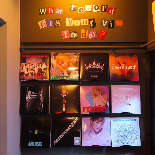 シックで落ち着いた雰囲気の中、韓国のレトロなレコードが心地よく響き渡ります。ただ美味しいだけでなく、五感で韓国の「今」を感じられるような空間づくりにこだわりました。間接照明が優しく照らすテーブルは、カップルでのご利用に最適。