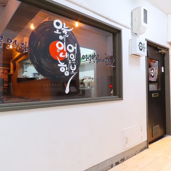 最大16名様までご利用いただける少人数での宴会や、お店全体を貸切ってのパーティーにも対応！10名様以上、総額50,000円以上のお食事で貸切を承ります。親しい仲間とのプライベートな集まりや、食に関心の強い方々との特別な会食など、様々なシーンでご利用いただけます。まずはお気軽にお電話にてお問い合わせください！