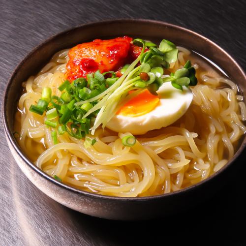 〆に絶対！さっぱり＆もちもち！自家製出汁の盛岡冷麺