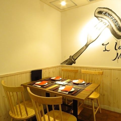 在柔和燈光環繞的寧靜空間中,享受一段奢華時光。