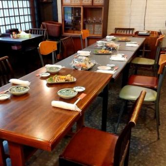 It is a spacious table seat.Come with friends, friends, after work or family.