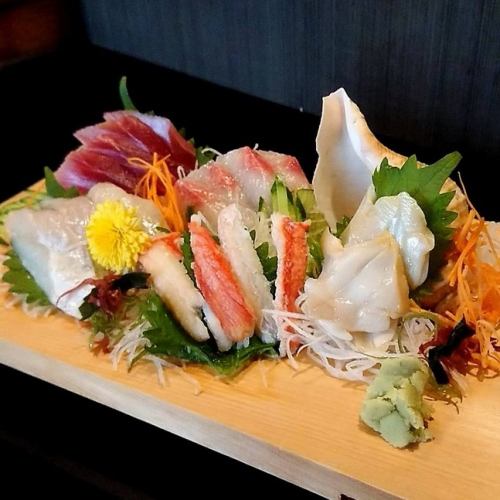 A gorgeous sashimi platter full of colorful brilliant seasonal fresh fish ◎