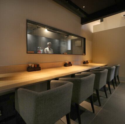 【ライブキッチンが堪能できるカウンター席】名代の一本うなぎが目の前で捌かれ、備長炭で焼き上がる姿を間近でお愉しみいただけるライブキッチンのカウンターは特等席◎四代目菊川のうなぎを、五感で存分にご堪能いただけます。お一人様はもちろん、デートにも最適なカウンターでごゆっくりとお過ごしください。