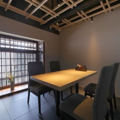 【京風情漂う老舗うなぎ料理の名店】伏見稲荷裏参道の静かな路地に佇む、京町家をリノベーションした一軒家は、京風情を存分に感じていただける奥ゆかしい佇まいが魅力的。アラカルトメニューを豊富にご用意しておりますので、ランチ・ディナー共に日常使いでもご利用いただけます。