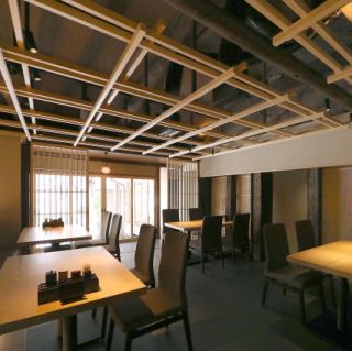 【観光・デートにオススメのテーブル席】JR稲荷駅より約3分、京阪伏見稲荷駅より約4分とご来店いただきやすい場所に位置する当店は、京風情を存分に感じて頂けます。京都の雰囲気を存分に楽しめるテーブル席は観光の方にはもちろん、デート・お食事でもご利用頂いております。日常を特別にできる当店で最高の時間をどうぞ。