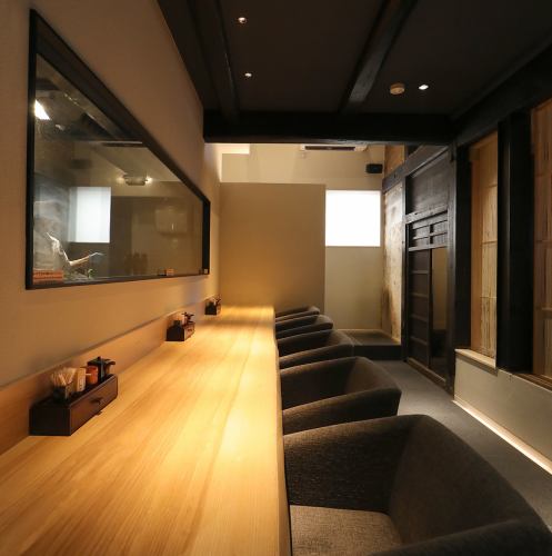 【ライブキッチンが堪能できるカウンター席】名代の一本うなぎが目の前で捌かれ、備長炭で焼き上がる姿を間近でお愉しみいただけるカウンターはまさに特等席です◎四代目菊川のうなぎを、目や耳、鼻など五感で存分にご堪能いただけます。お一人様はもちろんデートにも最適なカウンターでごゆっくりとお過ごしください。