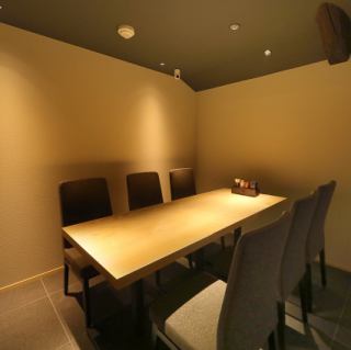 【接待・ハレの日・特別な日にオススメの2~6名様個室】上品で落ち着いた空間で、和の雰囲気を味わえる2~6名様用の個室は接待・ハレの日・特別な日にぴったりです。椅子タイプの個室であるのに加えて、一階にも個室をご用意させて頂いていることから、ご年配の方にも非常に安心してゆったりご利用頂いております。