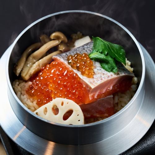 贅沢具材がのった釜めしが登場♪うなぎや定番の鮭いくらなど絶対食べてほしい逸品です♪