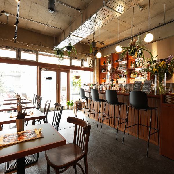 海外のカフェを思わせる開放的な店内は、明るい光と心地よい空気に包まれています。気取らずリラックスでき、ペット同伴も可能。誰もが自然体で過ごせる、オープンで温かな雰囲気のお店です。