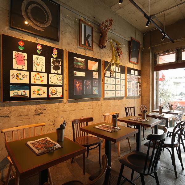 店内の壁には多彩なアート作品が並び、鎌倉の作家による個性豊かな作品も多数展示されています。ゲームや本も用意され、子供から大人まで安心して楽しめる、創造性あふれる優しい雰囲気のお店です。