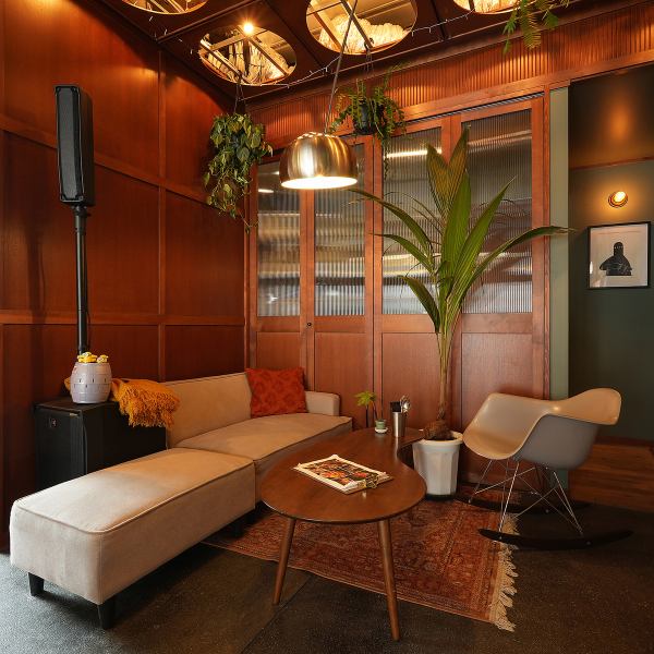 当店は、人と人が自然につながり、心からリラックスして楽しい時間を過ごせる場所を目指しています。観光ルートの途中にあるので、散策の合間にふらっと立ち寄り、一杯飲んでほっとひと息つける、温かな雰囲気のカフェです。