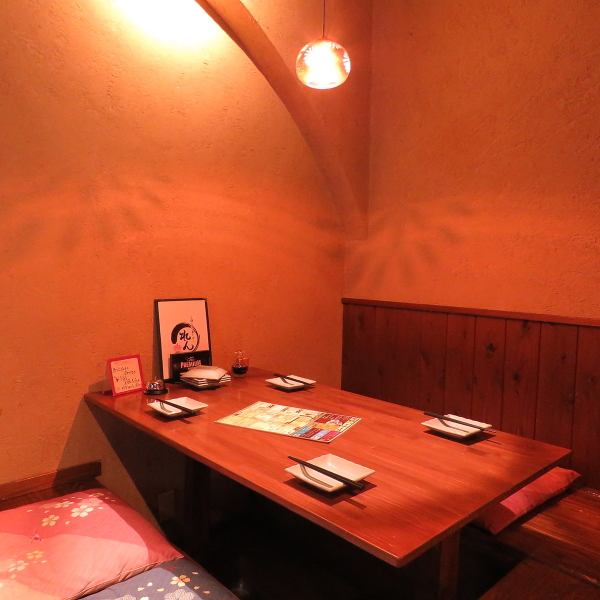 掘りごたつ席は足を伸ばしてゆったりとお寛ぎいただけます◎少人数でのご宴会や接待、ご家族でのお食事会、女子会、合コンなど各種シーンにも最適です！あたたかみのある照明に灯された、木のぬくもりを感じる空間をご提供いたします。