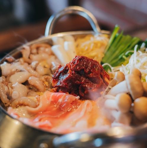 〆焼き飯も楽しめる鍋料理