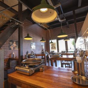 【1F：気軽に利用できる2名様用テーブル席】デートや気の合うご友人とのお食事に最適なお席となっております。