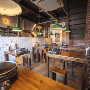 【1F：ご家族利用も◎4名様まで座れるテーブル席】ご友人とのお集まりやカジュアルなお食事にちょうどいいお席です。