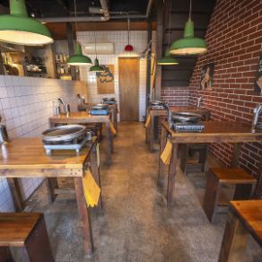 【1F：3名様用テーブル席ございます◎】コンパクトながらも快適に過ごせる3名様で座れるテーブル席となっております。