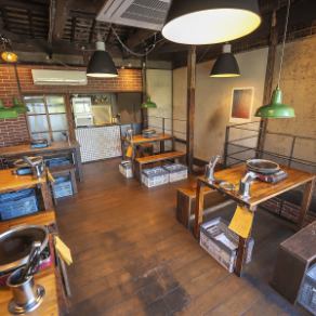 【2F：少人数でのご利用に◎テーブル席2名様】会社の同僚とのサク飲みやデートなどのご利用などに最適です。