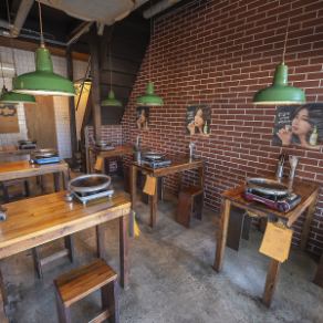 【2F：グループ利用に最適◎4名様テーブル席】家族や友人との楽しいひとときを過ごすのにぴったりなスペースとなっております。