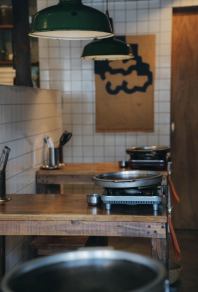 【1F：気軽に利用できる2名様用テーブル席】デートや気の合うご友人とのお食事に最適なお席となっております。