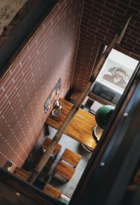 【1F：ご家族利用も◎4名様まで座れるテーブル席】ご友人とのお集まりやカジュアルなお食事にちょうどいいお席です。