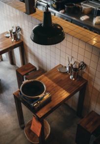 【1F：3名様用テーブル席ございます◎】コンパクトながらも快適に過ごせる3名様で座れるテーブル席となっております。