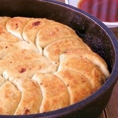 [Enjoyment Course] 5 dishes including our specialty "Iron Pan Fried Gyoza" & "Spicy Chicken Wings" + 120 minutes of all-you-can-drink for 3,500 yen
