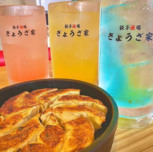 一家從下午2點開始可以喝酒的酒吧。這裡也提供無限暢飲套餐，包括生啤酒！
