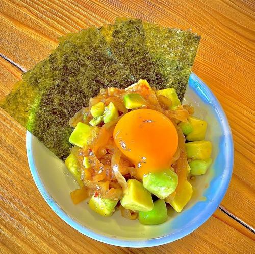 中華クラゲとアボカドのユッケ