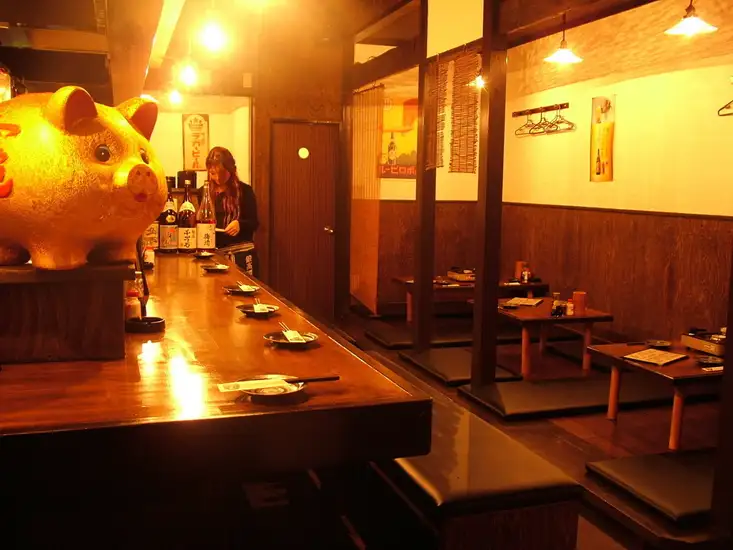 レトロな雰囲気が大人気!美味しいお料理とお酒で乾杯!!