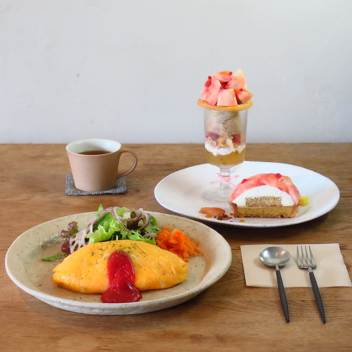 There are many menu items such as the popular omelet rice, homemade drinks, and desserts made with seasonal ingredients.