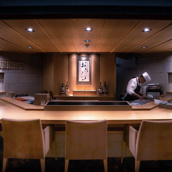 吧台座位氛圍極佳，主廚會在您面前現場烹飪，帶來精彩的表演。非常適合約會！