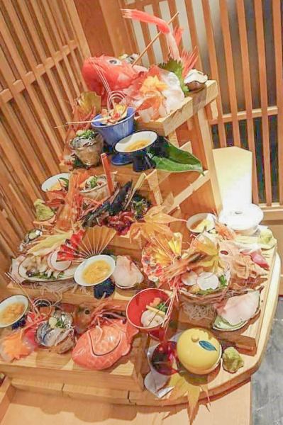 我們的特色菜「階梯式刺身拼盤」—10種奢華品種*我們將根據人數滿足您的要求。