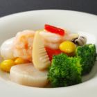 Three kinds of seafood and seasonal vegetables fried with salt