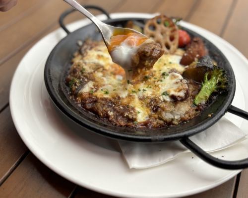 《平日》揚げ野菜と牛すじの焼きチーズカレー