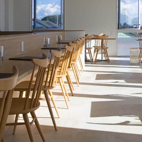 Counter seats perfect for singles or dates.You can enjoy cafes and meals in a calm atmosphere based on wood.All seats are equipped with outlets and charging cords are available for rent, so it is also recommended for telework.
