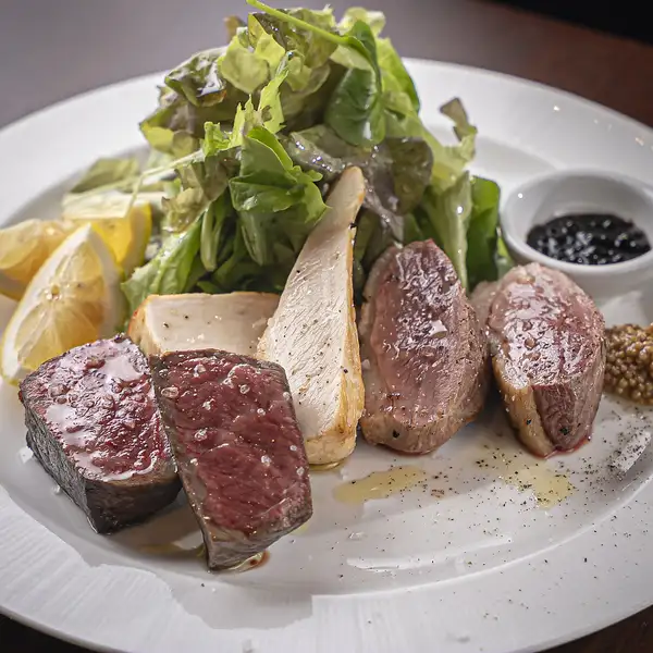 【記憶に残る肉料理】厳選された国産肉とジビエの旨味が溢れる鉄板カルネミスト◎