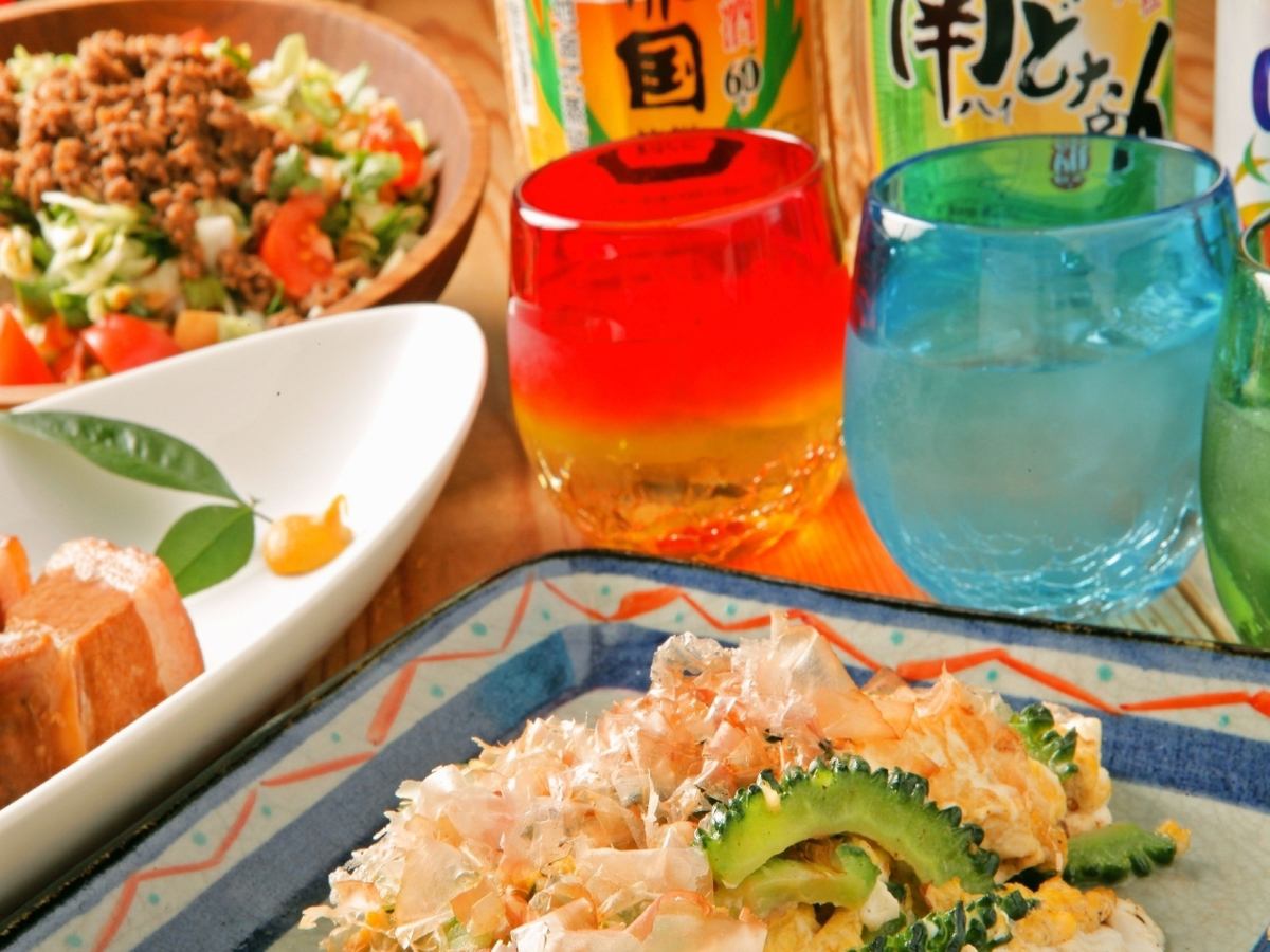 沖縄料理やドリンクメニューが豊富に揃っている。