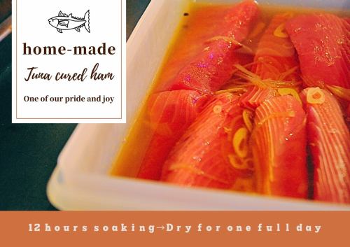 #Tuna ham

It is made by soaking it in a Saumur liquid made from onions, garlic, black pepper, coriander, etc. for half a day and then drying it for a full day.

#Homemade #Popular menu #Carpaccio #Goes well with white wine #Also goes well with sake #We're working hard on the preparation