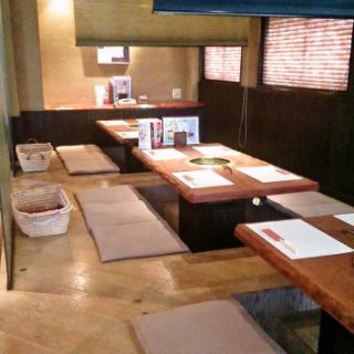 ブラインダーで仕切れる掘りごたつ席を完備！人数に合わせて、レイアウト致しますので、お気軽ご相談くださいませ。