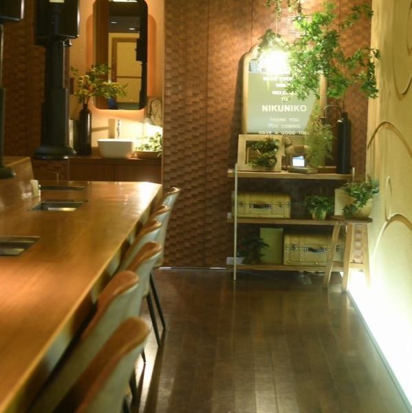 ≪貸切OK！≫木と緑を基調とした、まるでカフェのような落ち着いた店内。最大18名様までの貸切も承っており、会社の宴会やご家族での集まり、特別な記念日など、プライベートな空間でゆったりお過ごしいただけます。貸切をご希望の際は、事前にお問い合わせください。