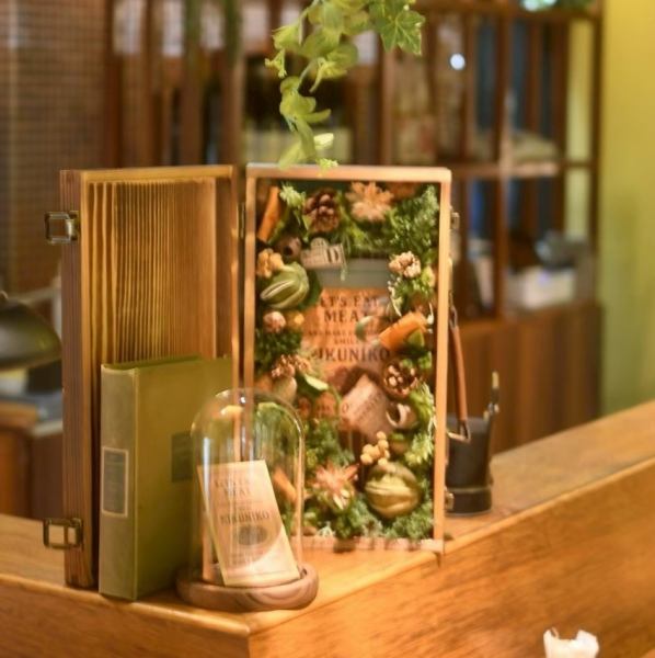 自然の温もり溢れる当店は、木や緑を基調とした心地よい空間で、まるでカフェにいるようなリラックス感を提供します。デートや普段のお食事にぴったりの場所で、ゆったりとした時間をお楽しみください。